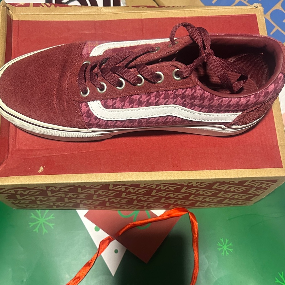 Vans Low Top Sneaker in Burgundy and Pink Houndstooth